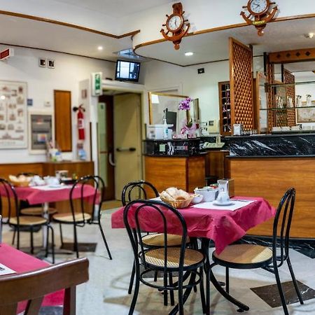 רומא Hotel Ferrarese מראה חיצוני תמונה
