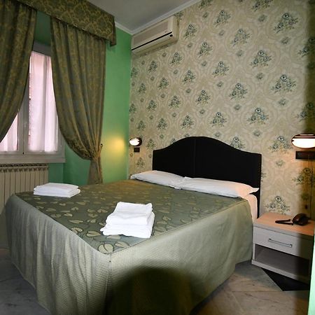 רומא Hotel Ferrarese מראה חיצוני תמונה