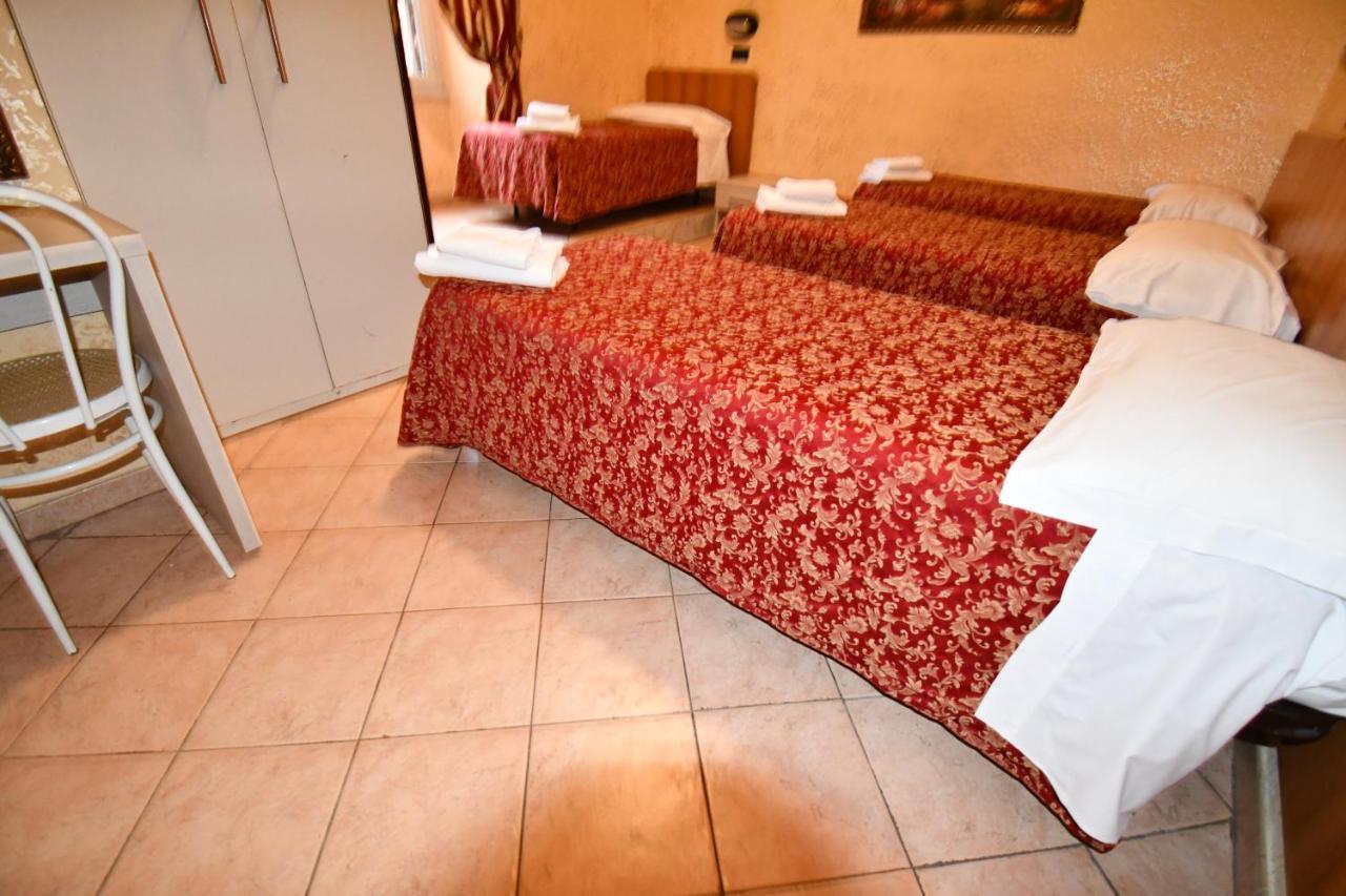 רומא Hotel Ferrarese מראה חיצוני תמונה