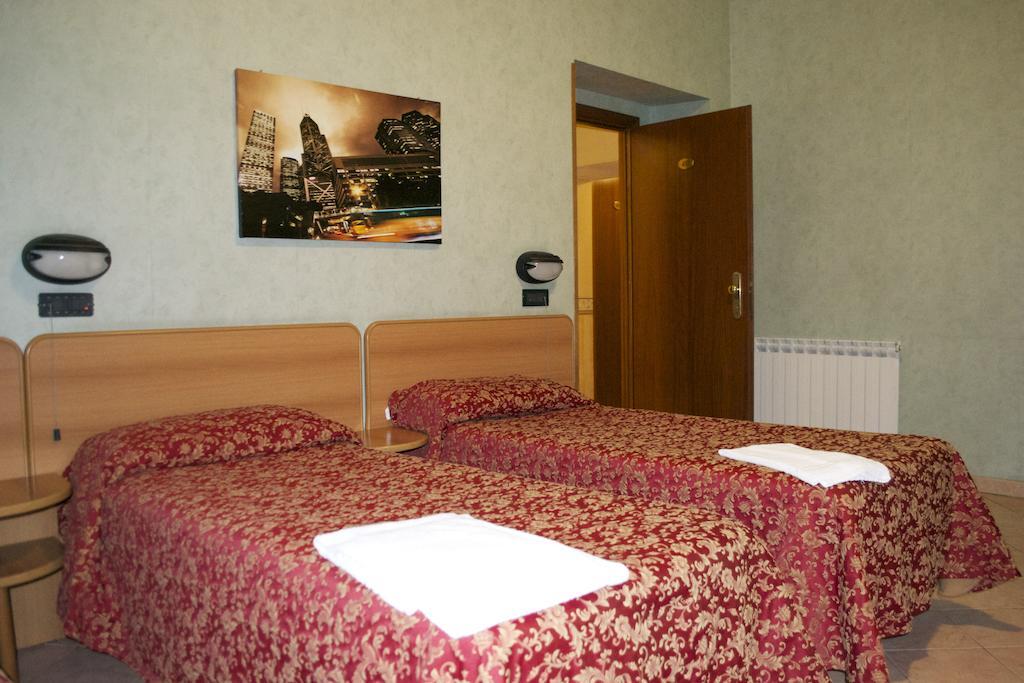 רומא Hotel Ferrarese מראה חיצוני תמונה