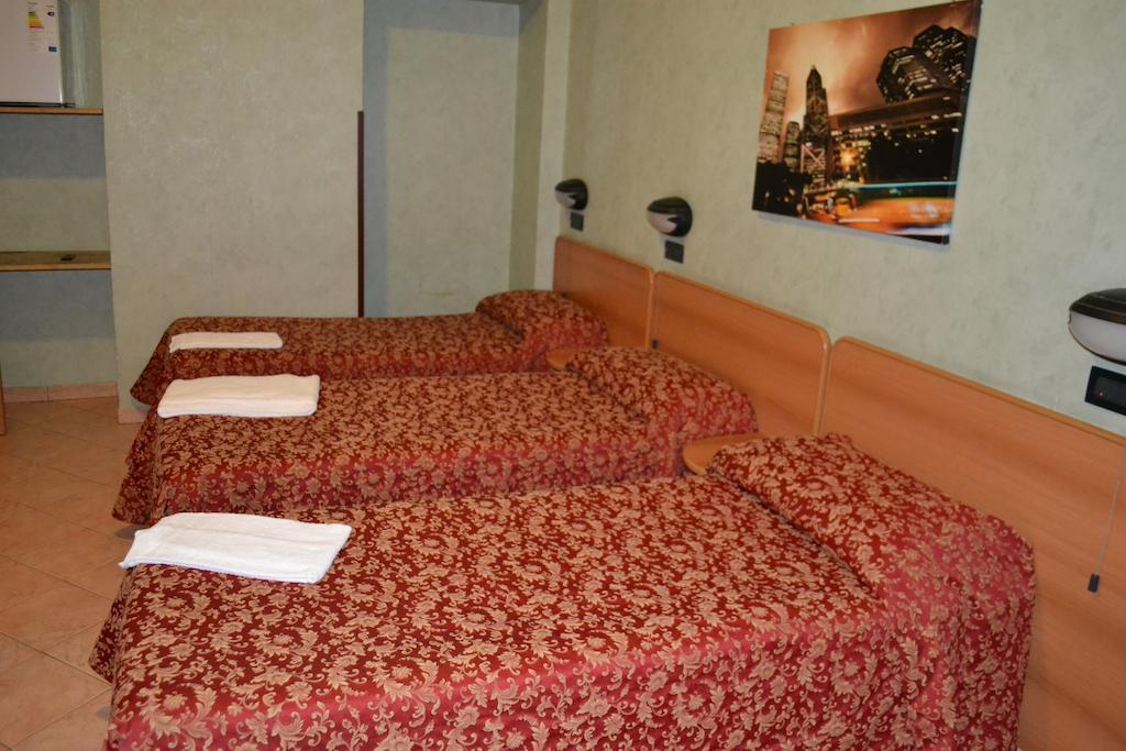 רומא Hotel Ferrarese מראה חיצוני תמונה