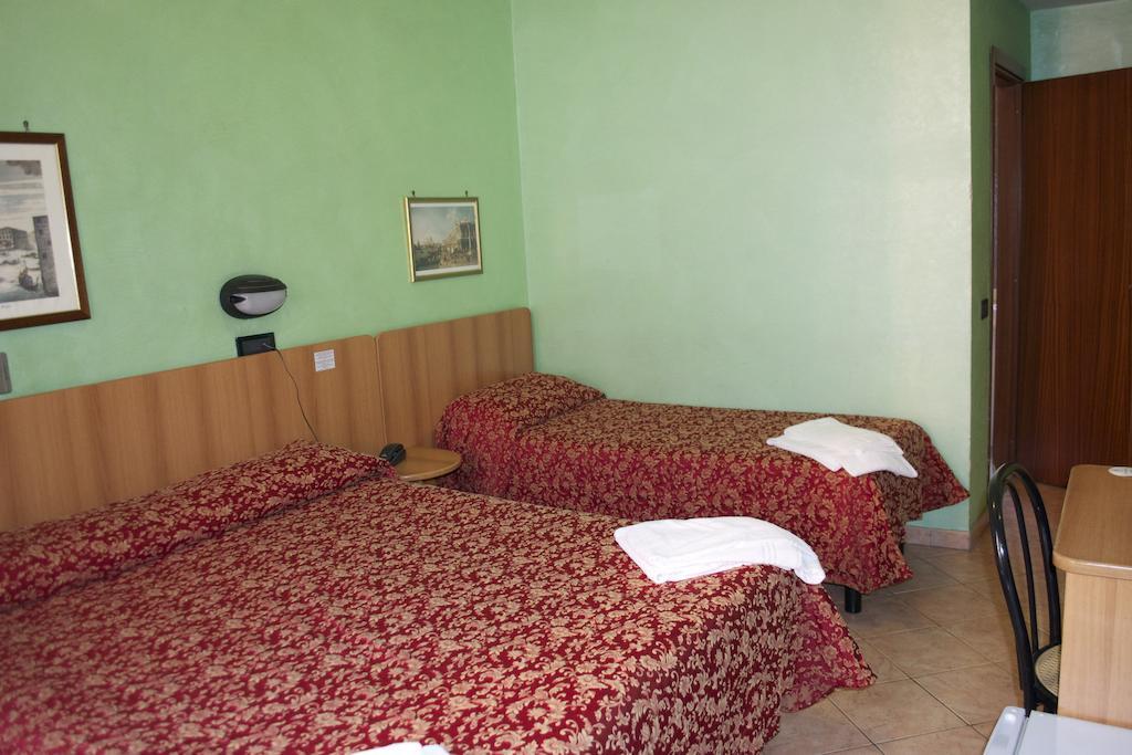 רומא Hotel Ferrarese מראה חיצוני תמונה