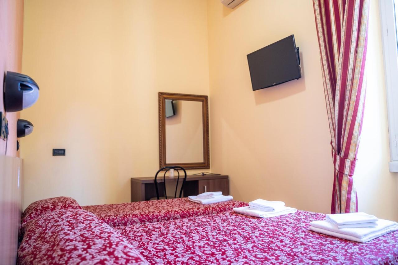 רומא Hotel Ferrarese מראה חיצוני תמונה