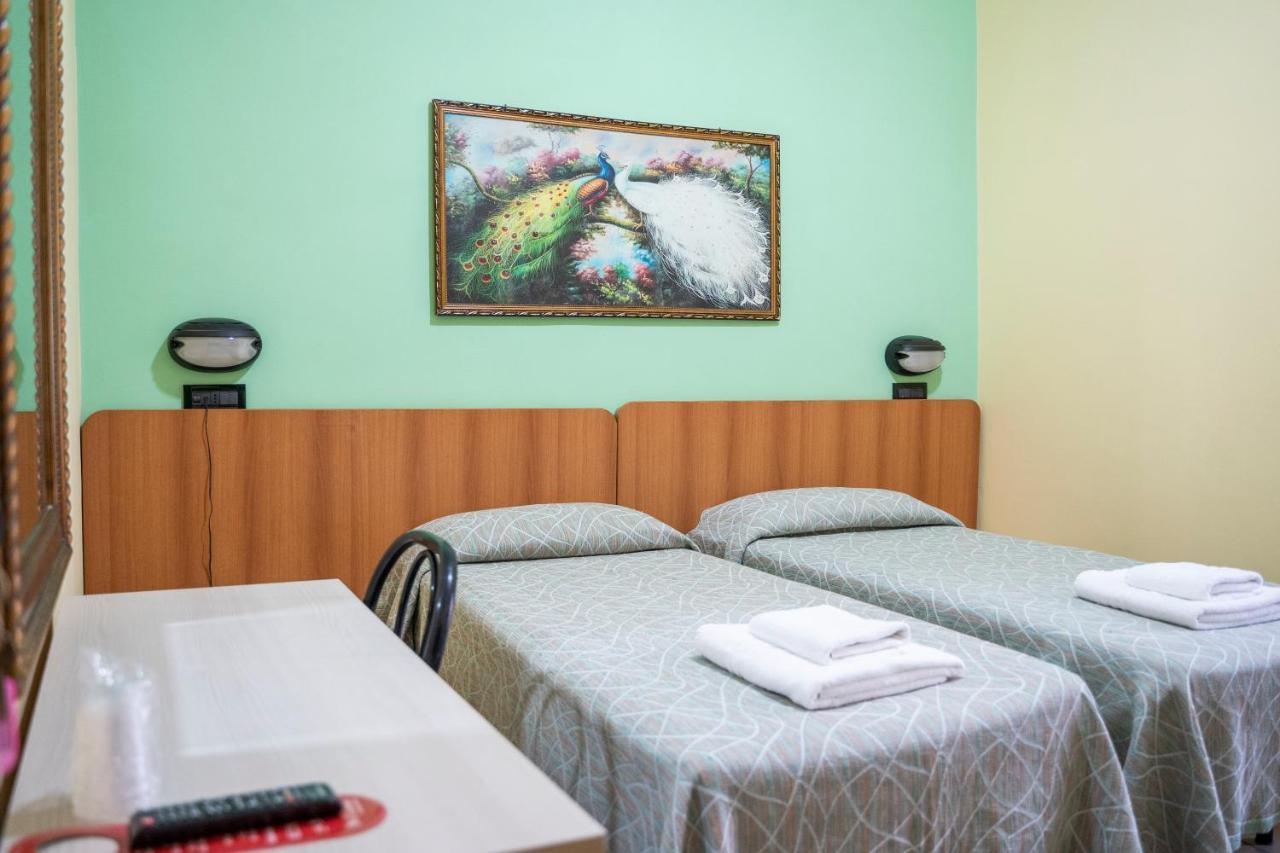 רומא Hotel Ferrarese מראה חיצוני תמונה