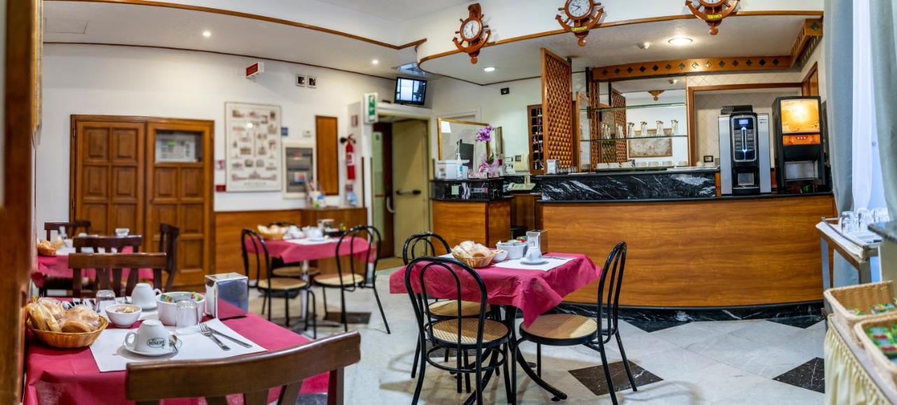 רומא Hotel Ferrarese מראה חיצוני תמונה