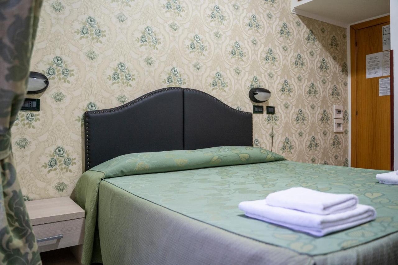 רומא Hotel Ferrarese מראה חיצוני תמונה