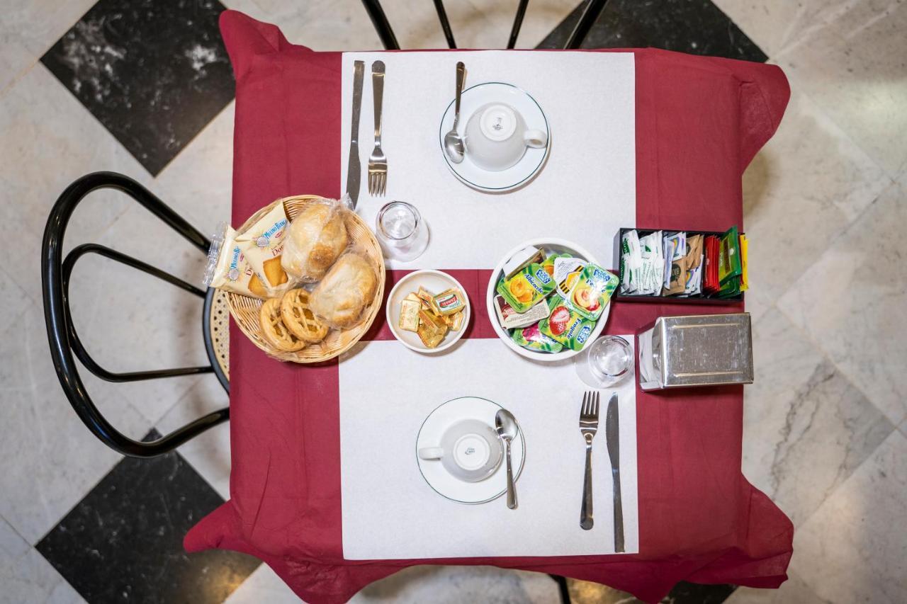 רומא Hotel Ferrarese מראה חיצוני תמונה