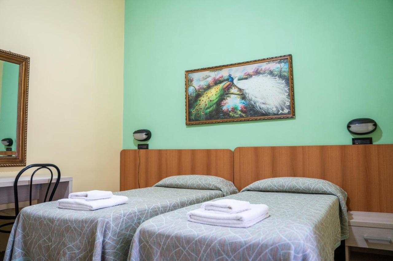 רומא Hotel Ferrarese מראה חיצוני תמונה