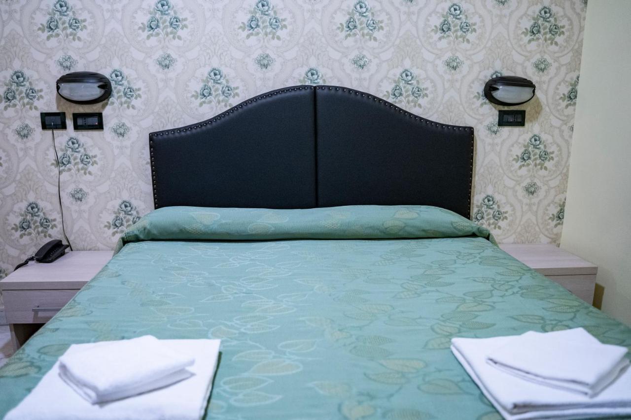 רומא Hotel Ferrarese מראה חיצוני תמונה