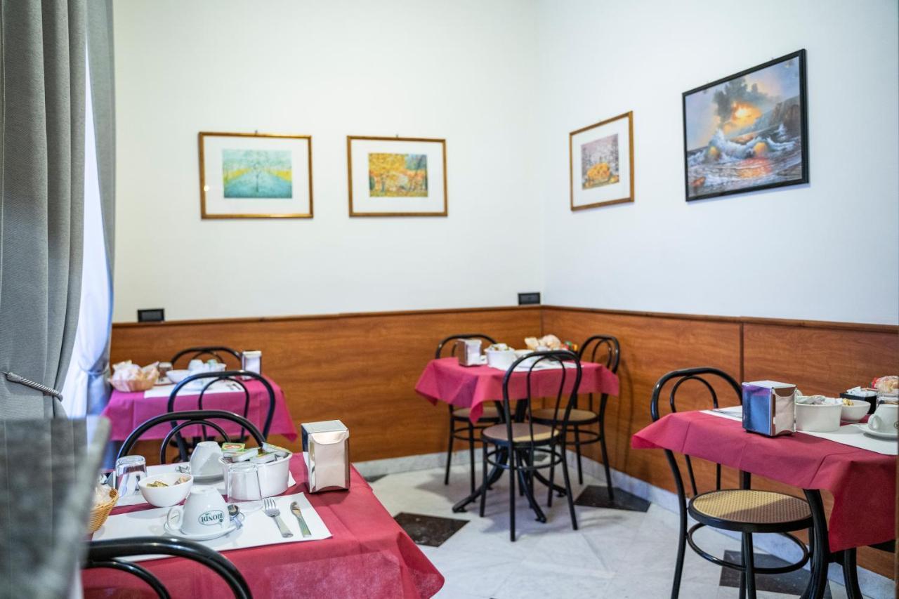 רומא Hotel Ferrarese מראה חיצוני תמונה