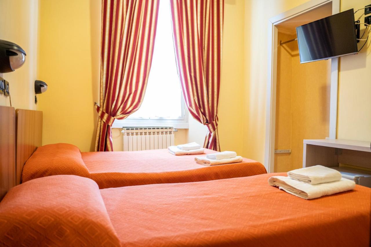 רומא Hotel Ferrarese מראה חיצוני תמונה