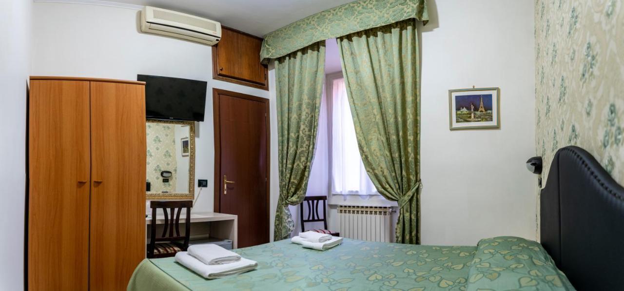 רומא Hotel Ferrarese מראה חיצוני תמונה