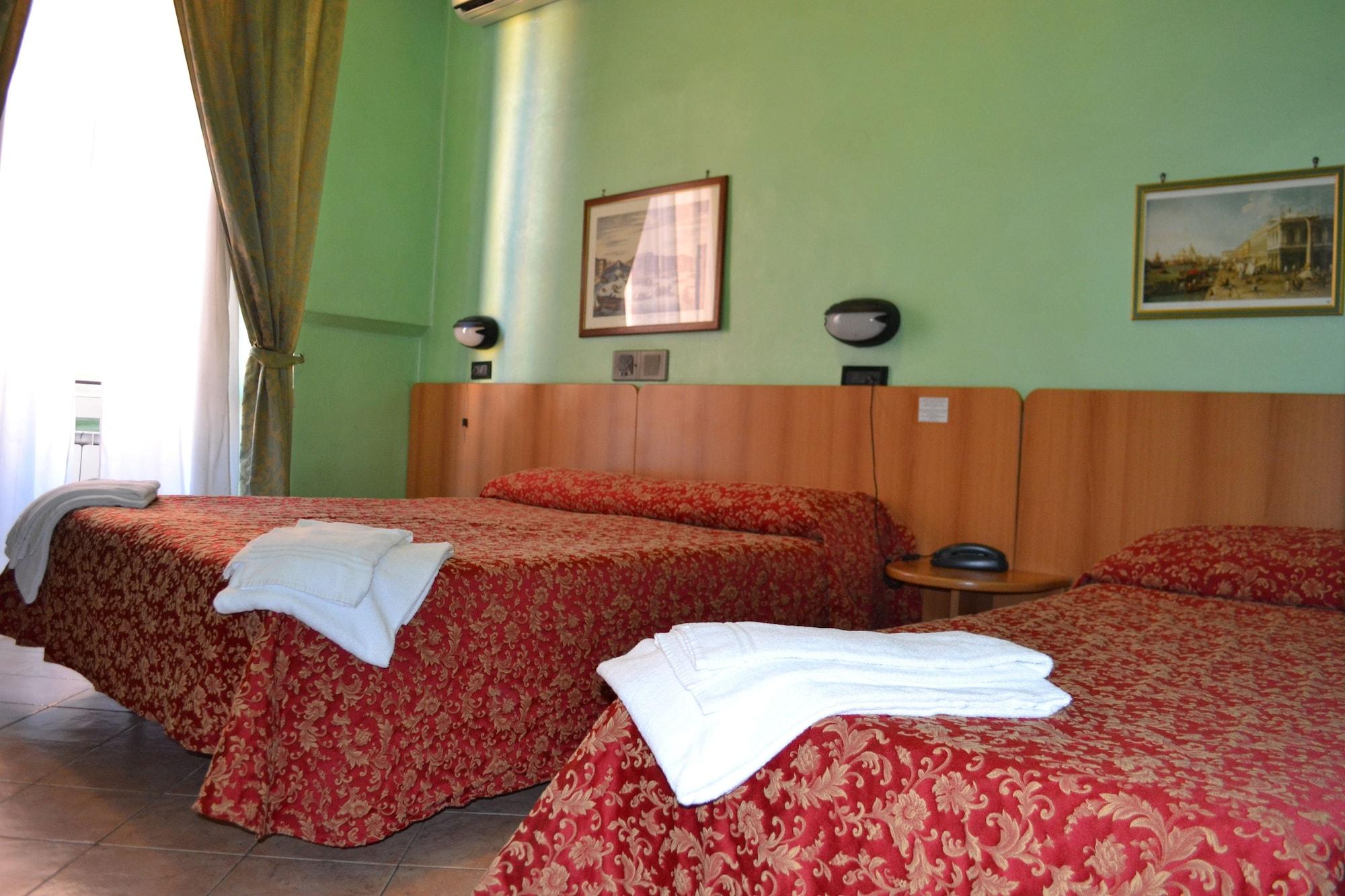 רומא Hotel Ferrarese מראה חיצוני תמונה