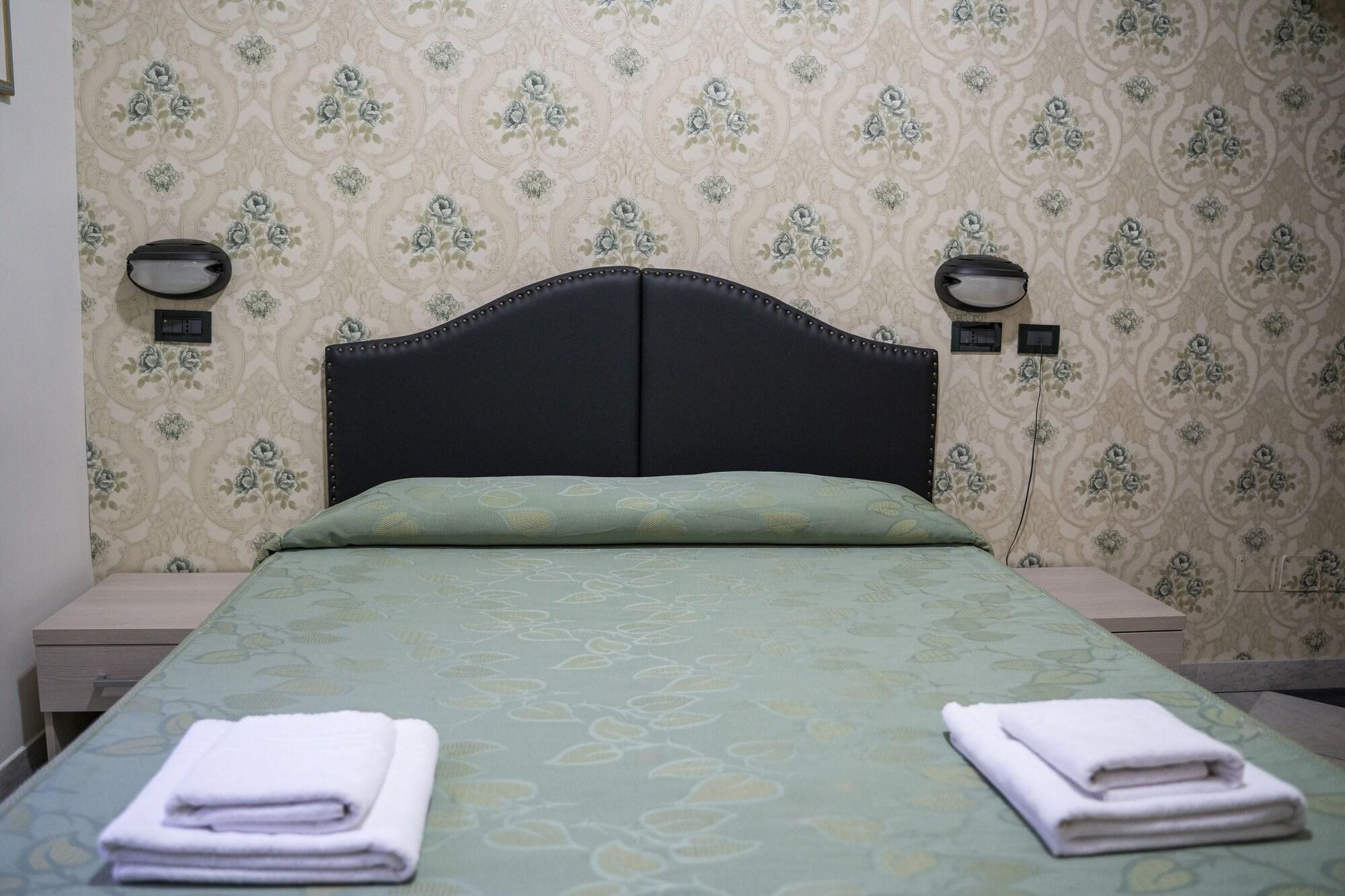 רומא Hotel Ferrarese מראה חיצוני תמונה