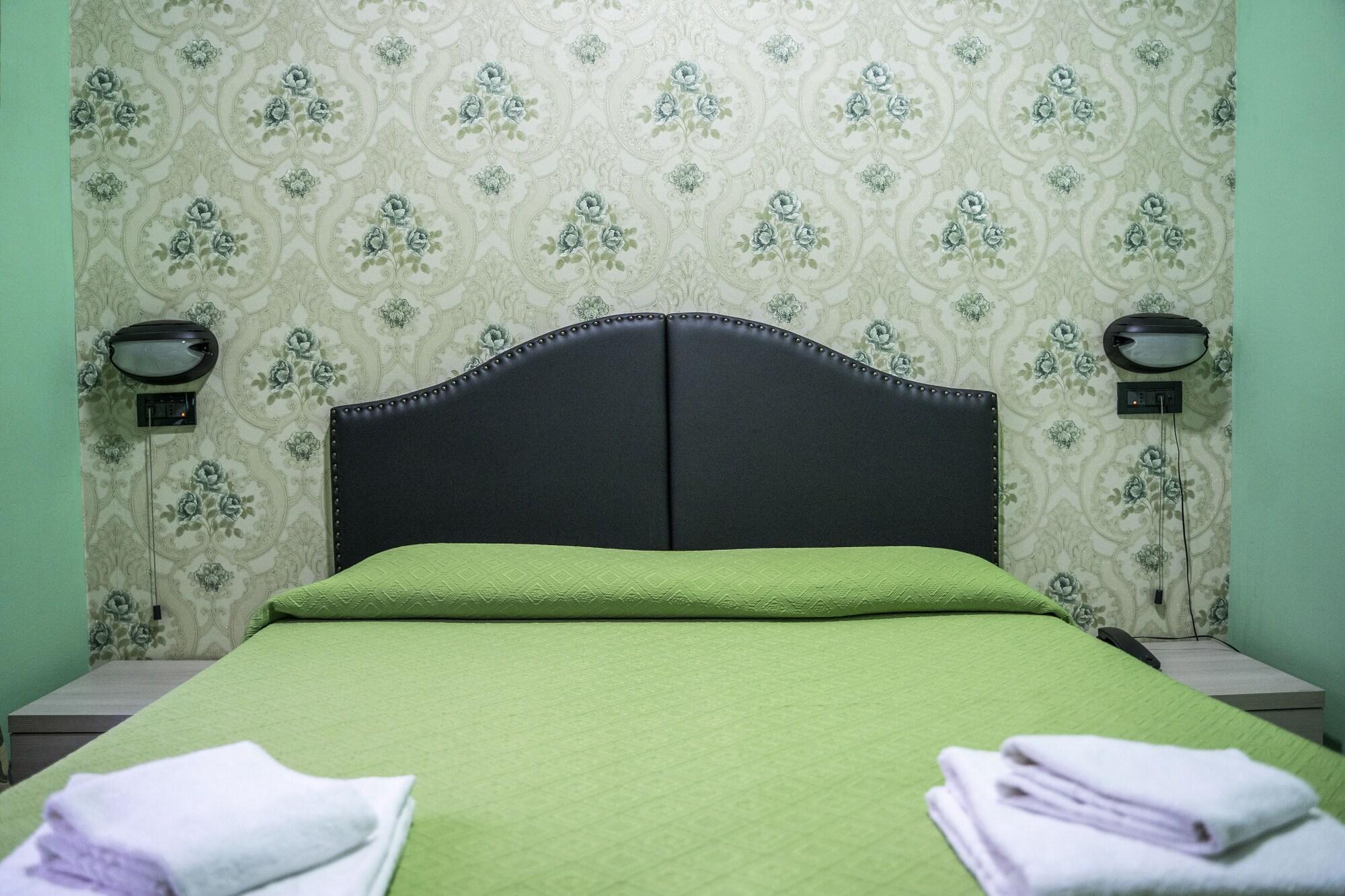 רומא Hotel Ferrarese מראה חיצוני תמונה