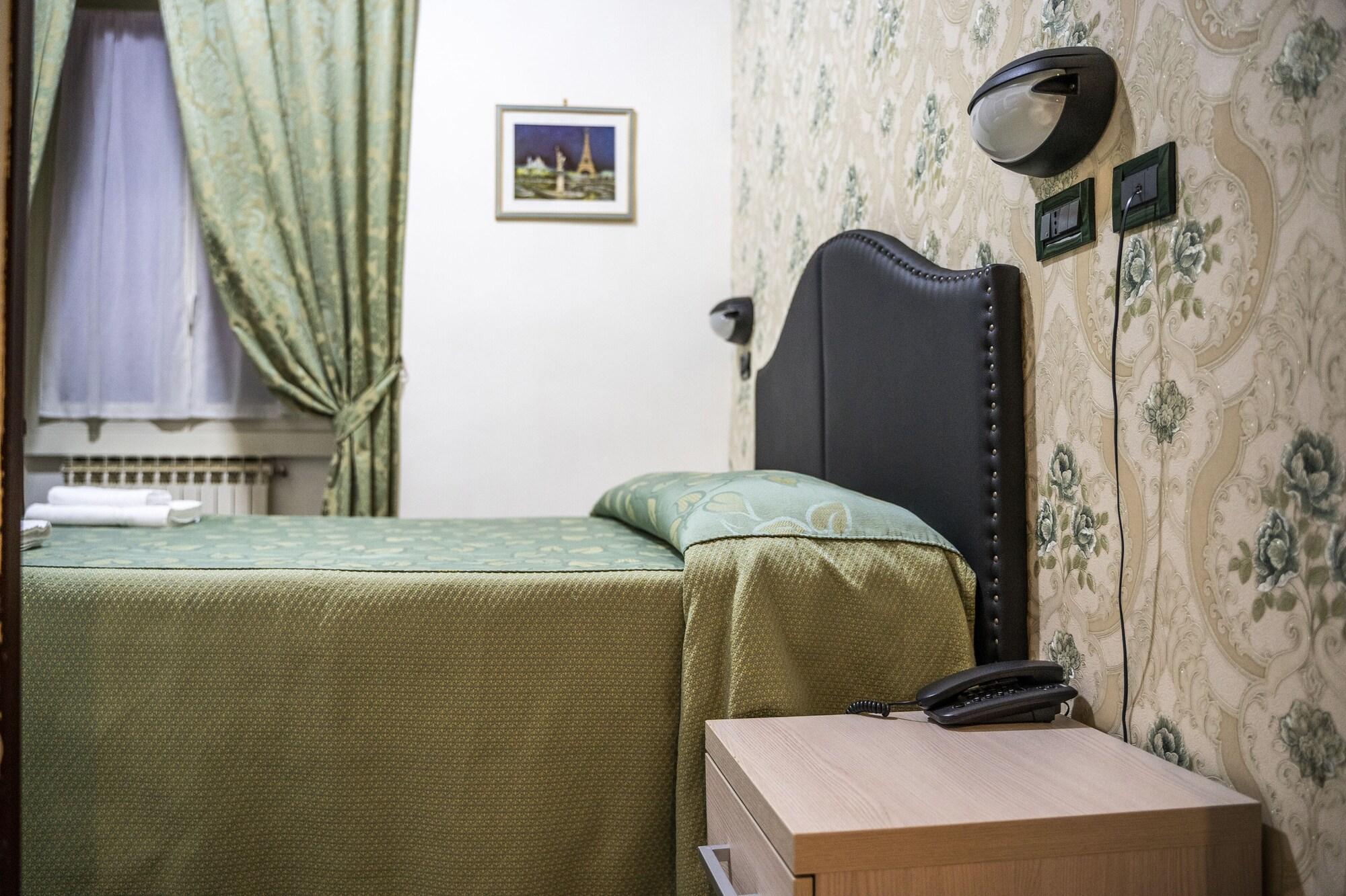 רומא Hotel Ferrarese מראה חיצוני תמונה