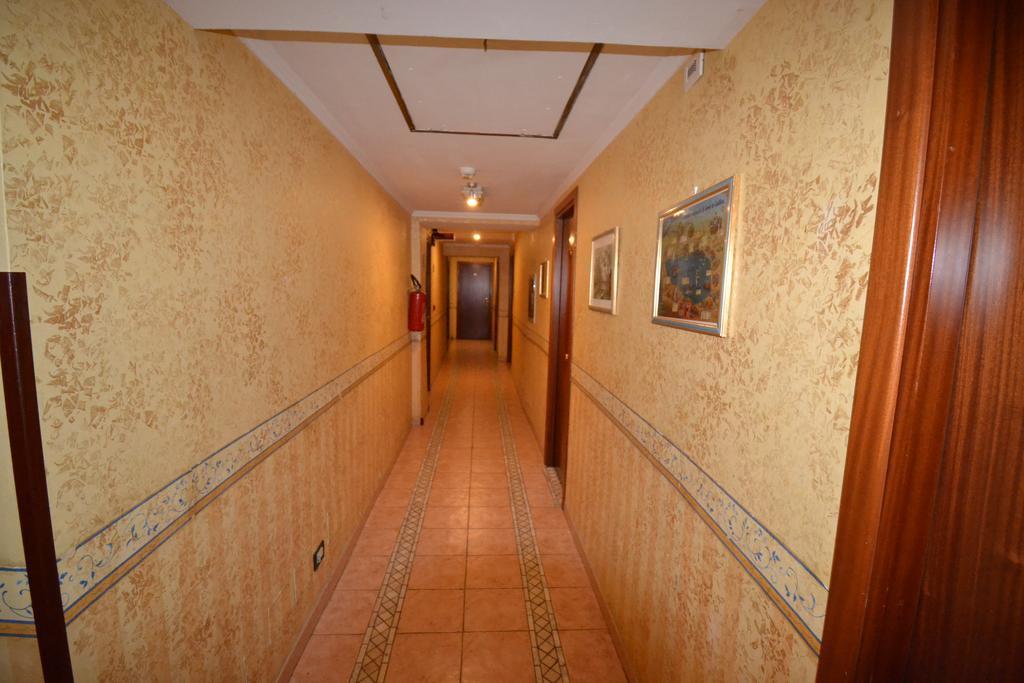 רומא Hotel Ferrarese מראה חיצוני תמונה
