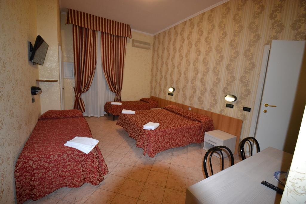 רומא Hotel Ferrarese מראה חיצוני תמונה