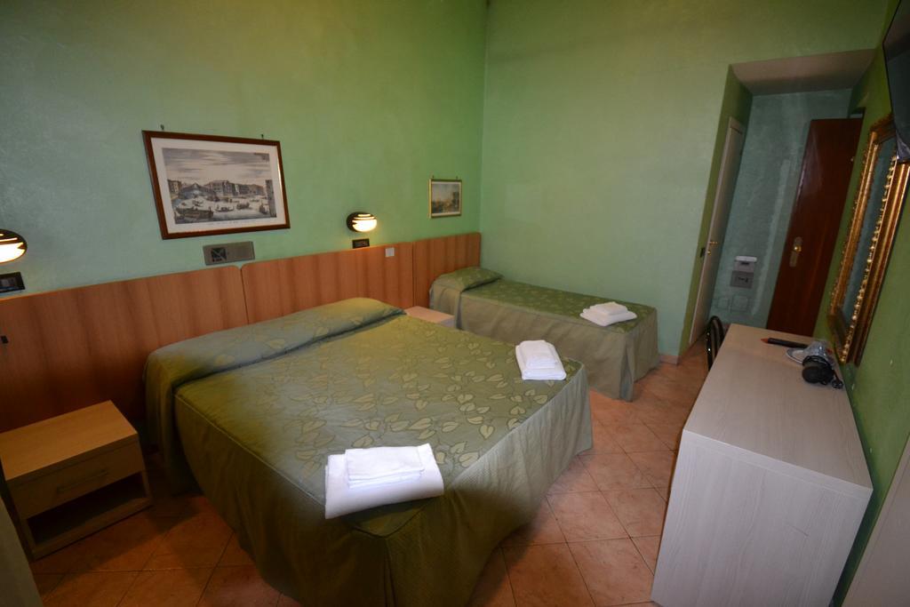 רומא Hotel Ferrarese מראה חיצוני תמונה