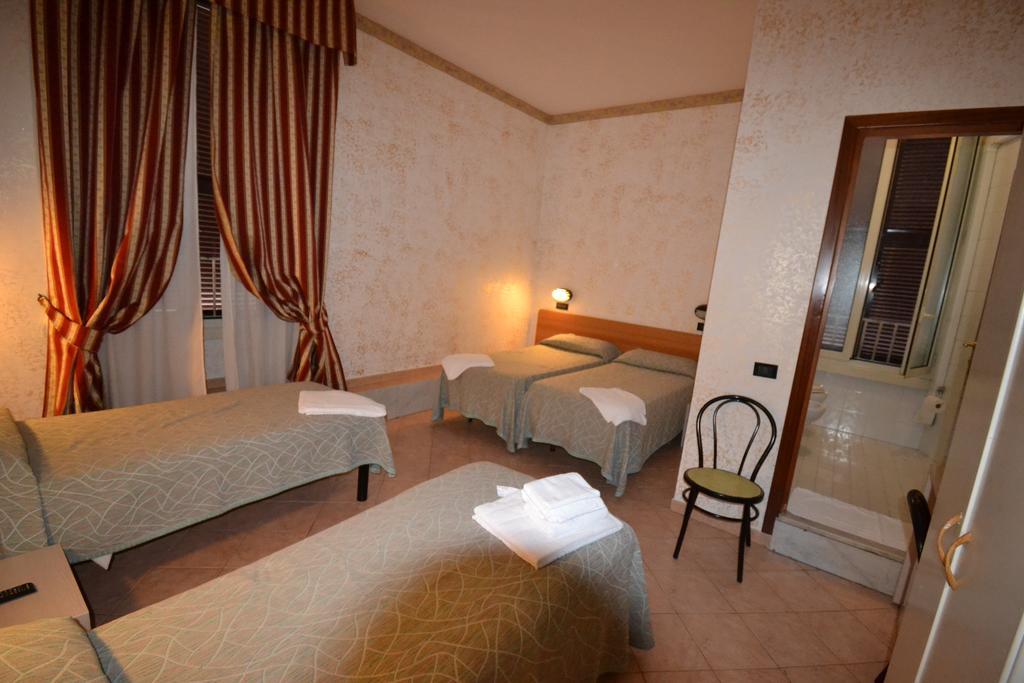 רומא Hotel Ferrarese מראה חיצוני תמונה