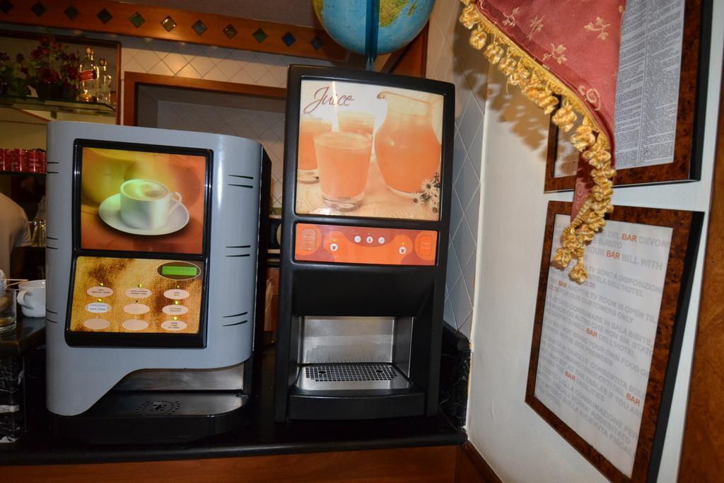 רומא Hotel Ferrarese מראה חיצוני תמונה