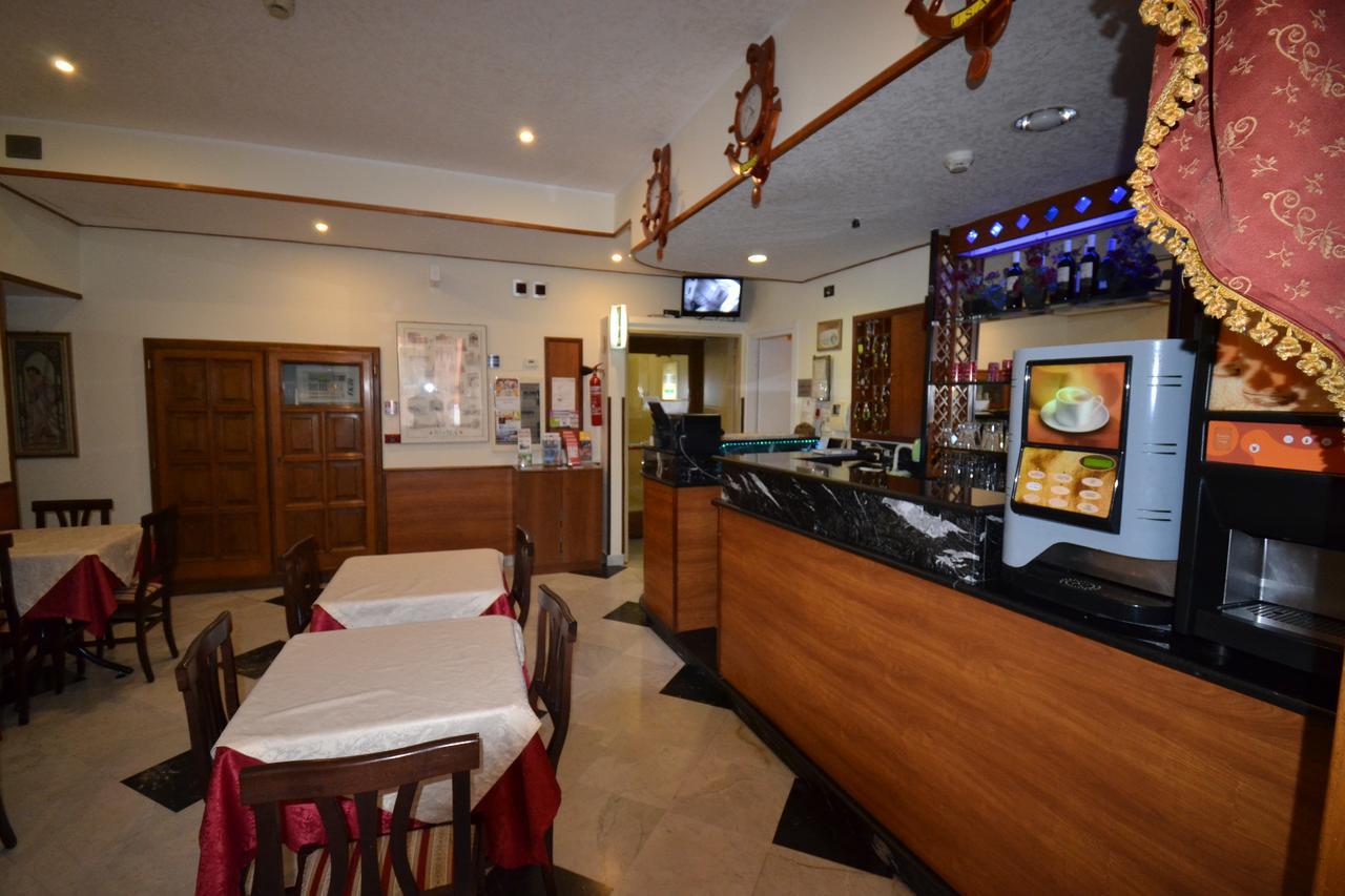 רומא Hotel Ferrarese מראה חיצוני תמונה