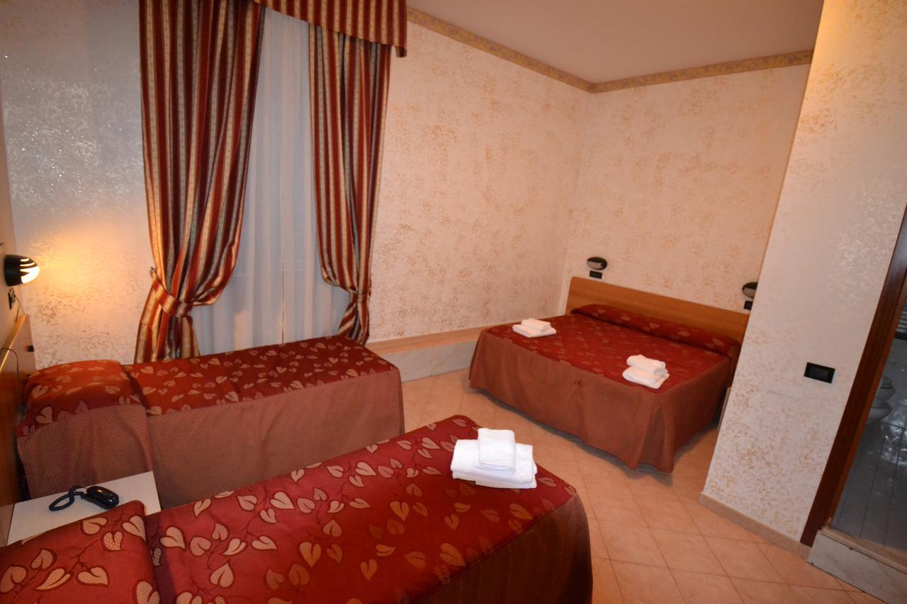 רומא Hotel Ferrarese מראה חיצוני תמונה
