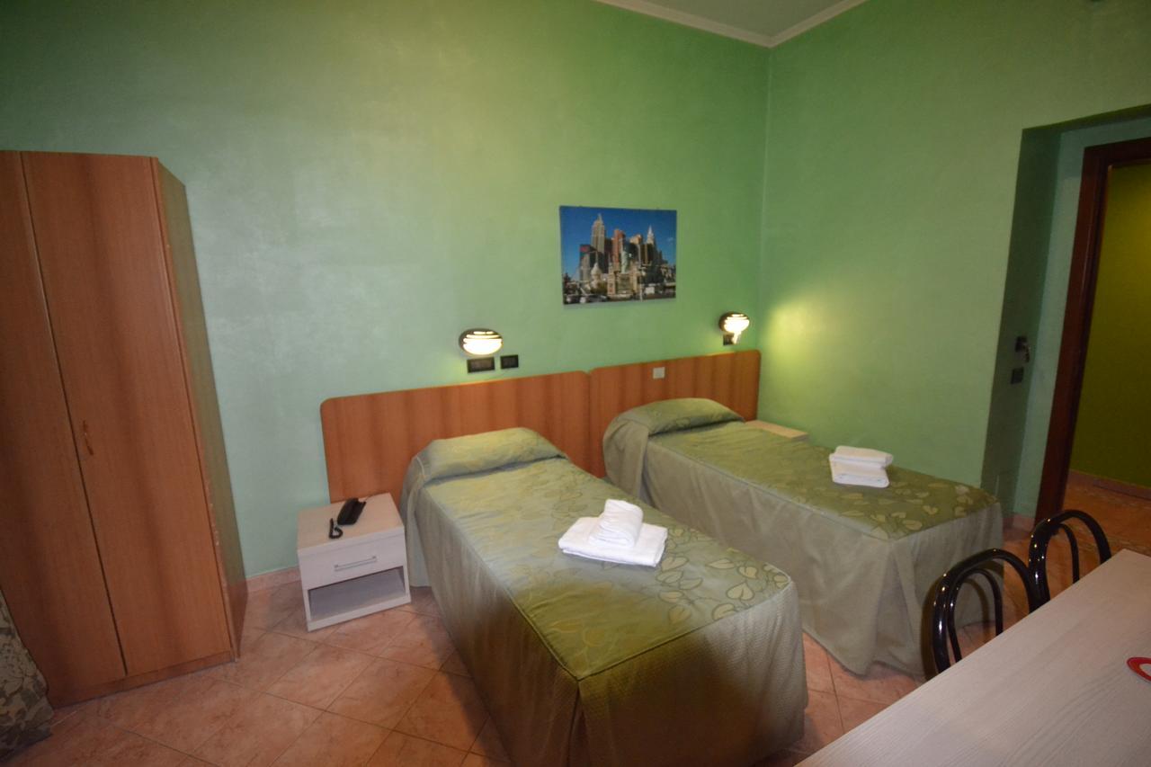רומא Hotel Ferrarese מראה חיצוני תמונה