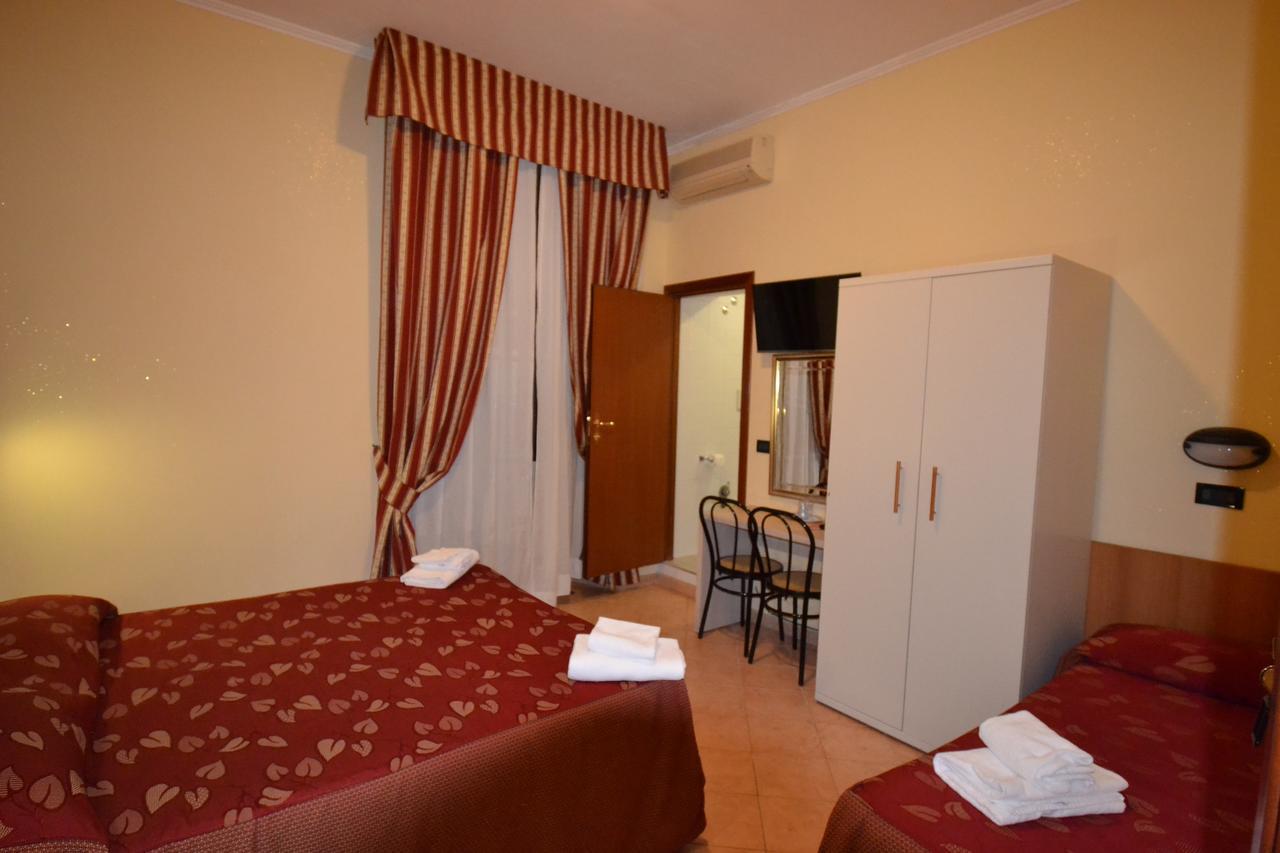 רומא Hotel Ferrarese מראה חיצוני תמונה