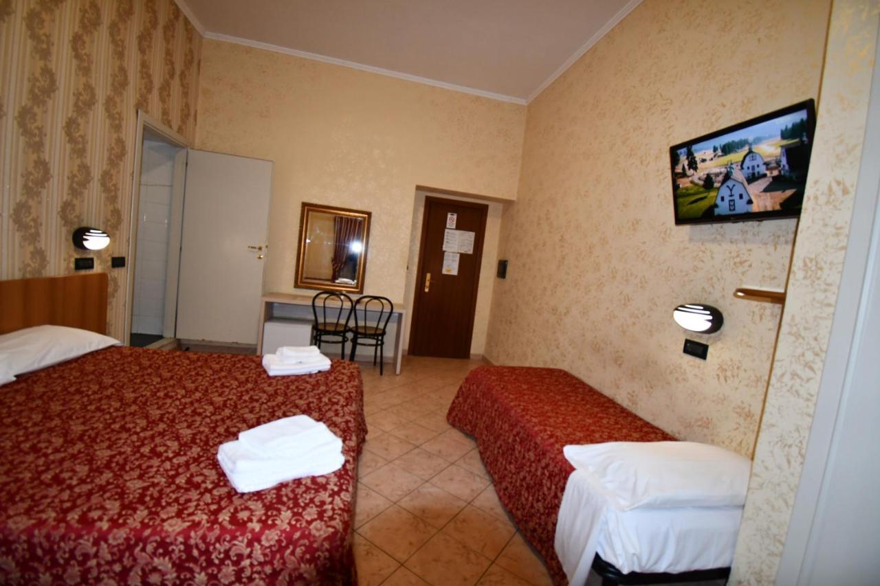 רומא Hotel Ferrarese מראה חיצוני תמונה