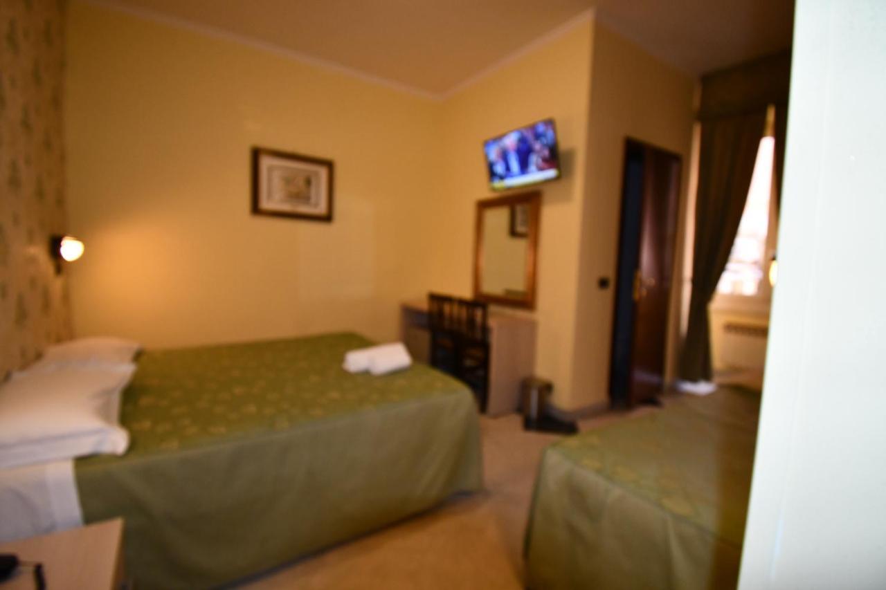 רומא Hotel Ferrarese מראה חיצוני תמונה