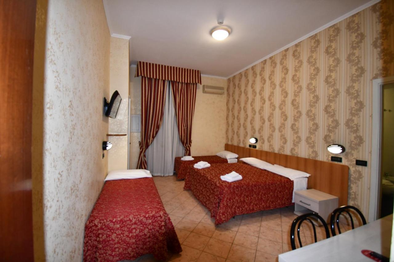 רומא Hotel Ferrarese מראה חיצוני תמונה