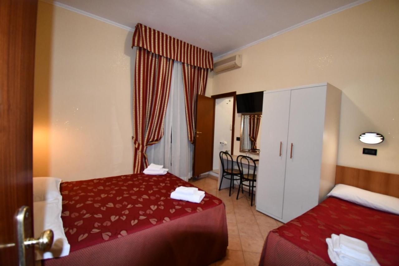רומא Hotel Ferrarese מראה חיצוני תמונה