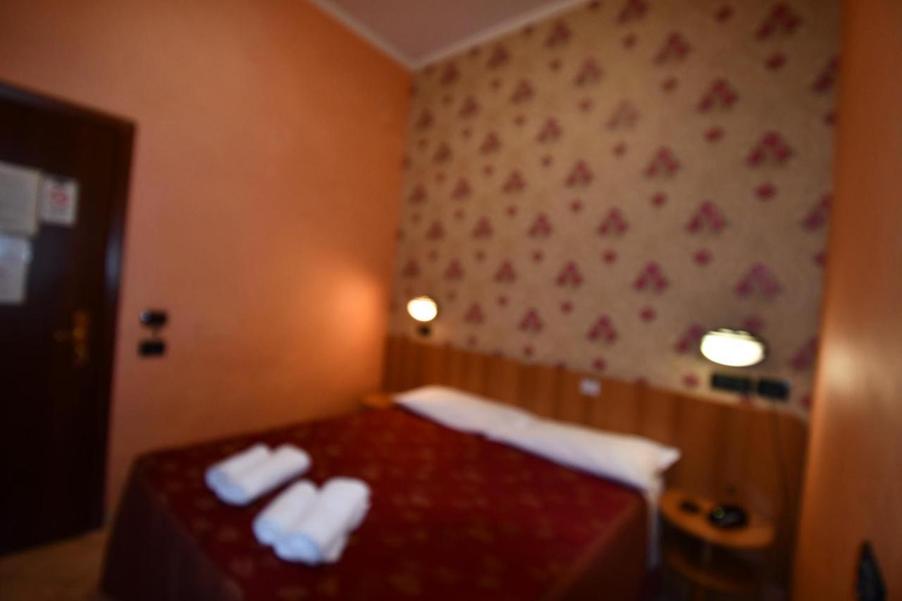 רומא Hotel Ferrarese מראה חיצוני תמונה