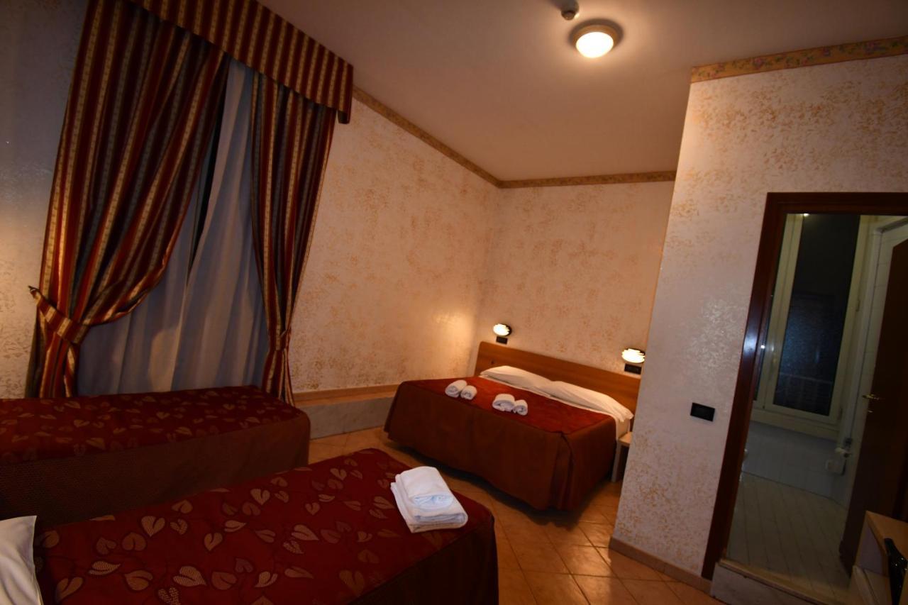 רומא Hotel Ferrarese מראה חיצוני תמונה