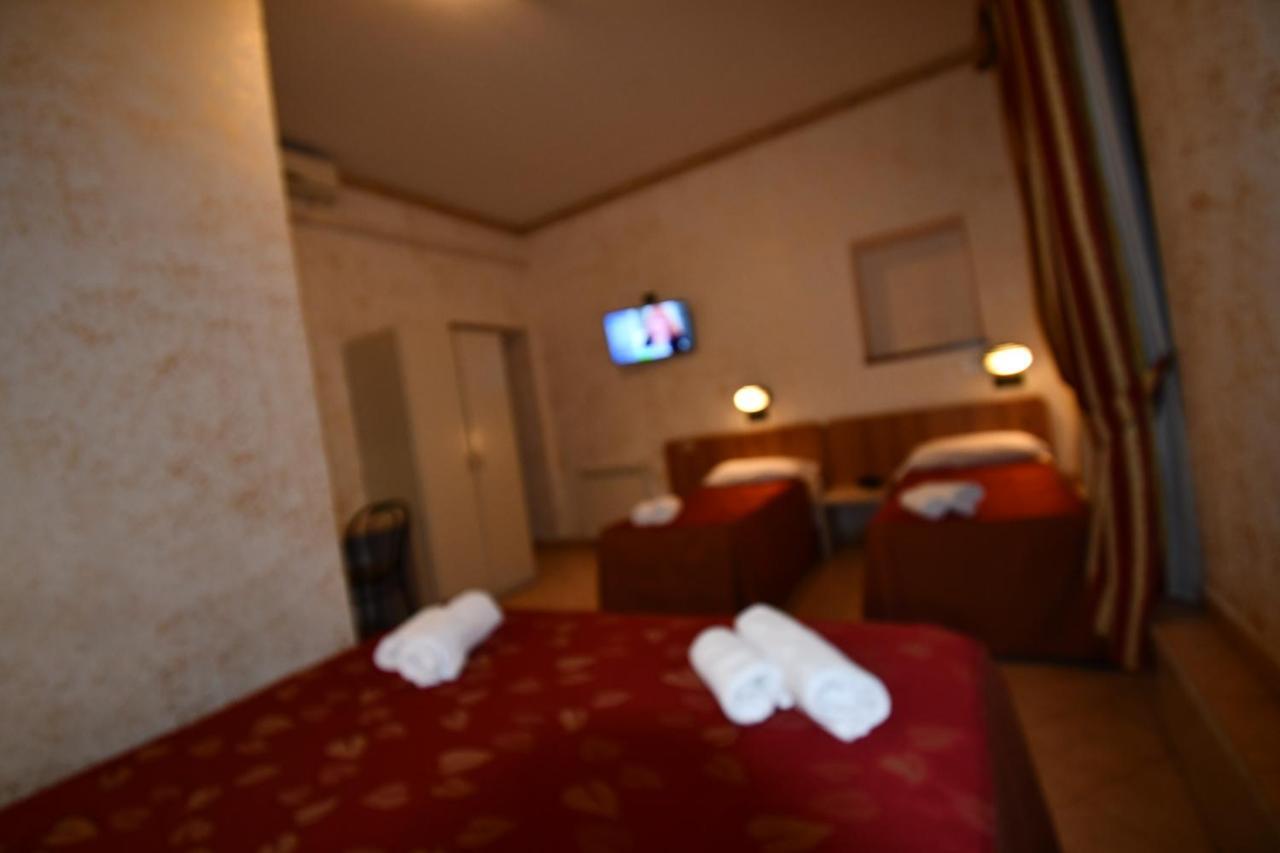 רומא Hotel Ferrarese מראה חיצוני תמונה