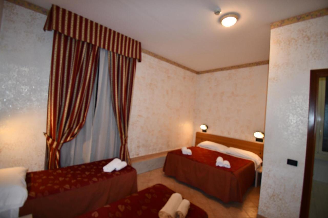 רומא Hotel Ferrarese מראה חיצוני תמונה
