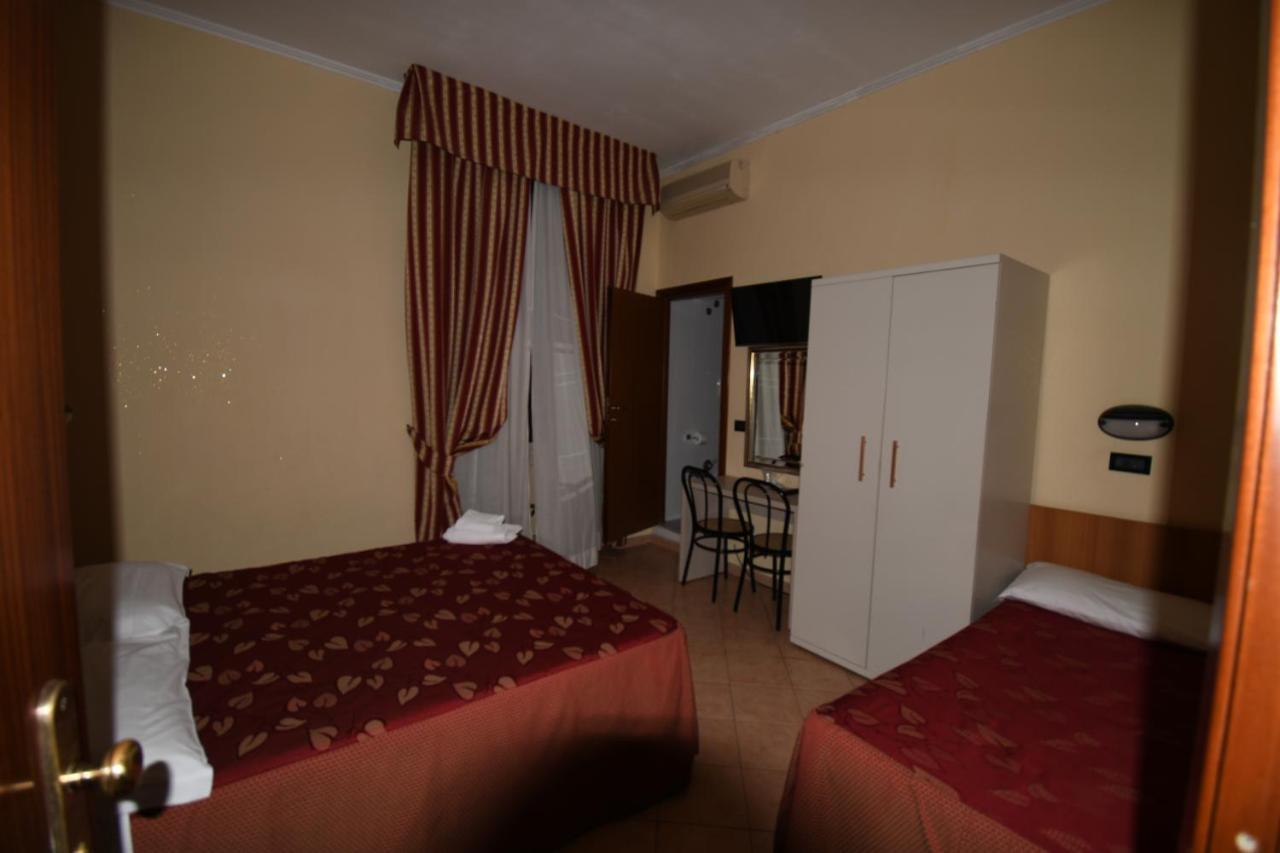 רומא Hotel Ferrarese מראה חיצוני תמונה