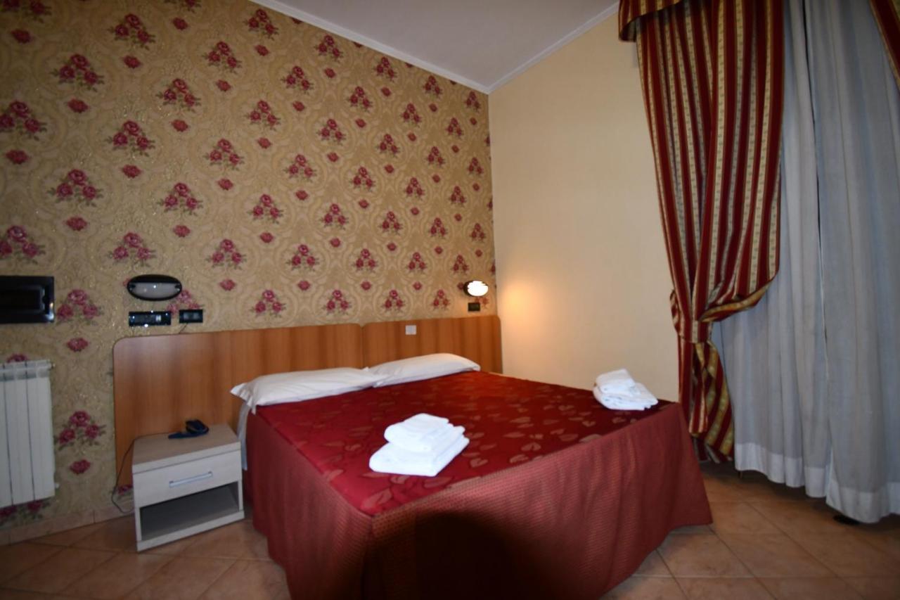 רומא Hotel Ferrarese מראה חיצוני תמונה