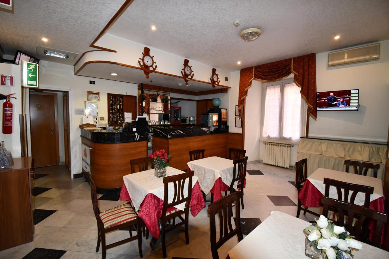 רומא Hotel Ferrarese מראה חיצוני תמונה