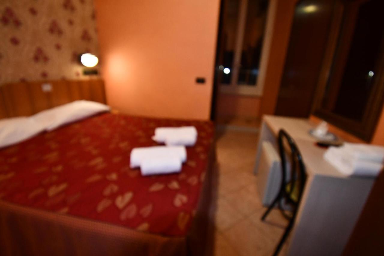רומא Hotel Ferrarese מראה חיצוני תמונה