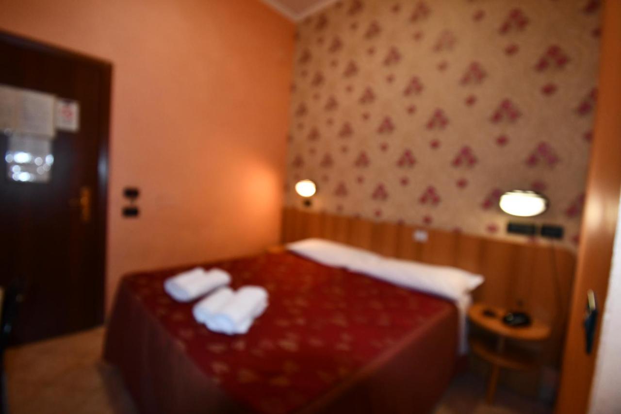 רומא Hotel Ferrarese מראה חיצוני תמונה