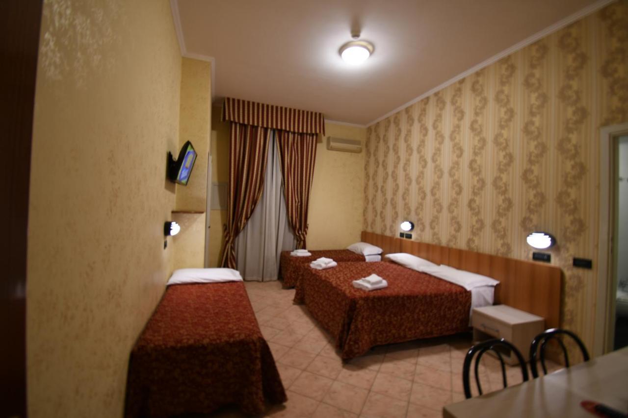 רומא Hotel Ferrarese מראה חיצוני תמונה